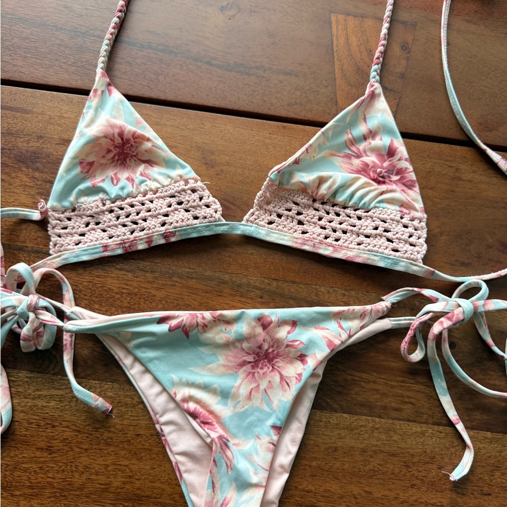 FRANKIES BIKINIS: WILDFLOWER CROCHET BIKINI SET size SMALL - Picture 3 of 11